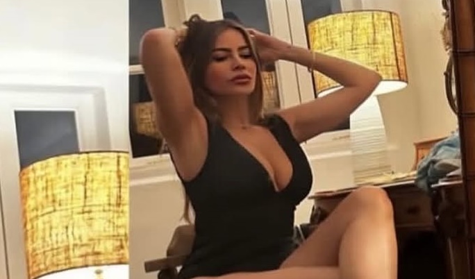 Sofia Vergara Pamerkan Pakaian Renang Hitam